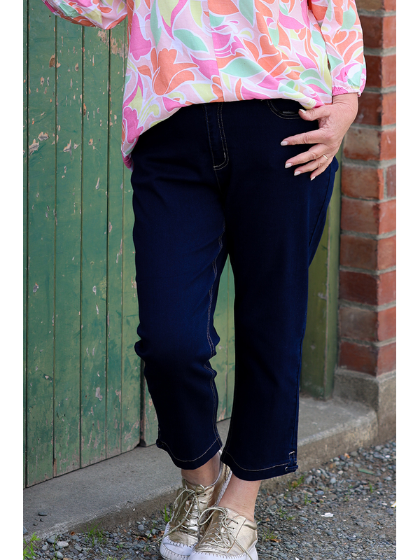 Paris Collection Pull On Capri Pant