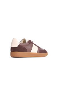 Eos Antigo Sneaker