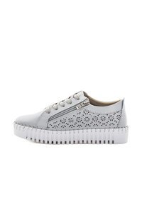 Just Bee Climber Punch Sneaker