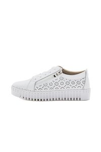 Just Bee Climber Punch Sneaker