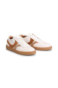 Eos Enigma Shoe