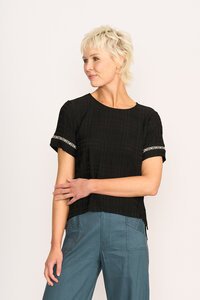 Oh Three Rib Trim Step Hem Top
