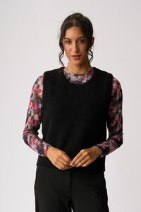 Oh Three Contrast Cable Knit Vest