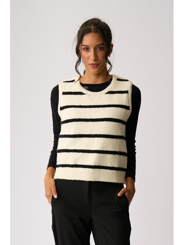 Oh Three Contrast Cable Knit Vest