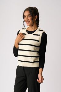 Oh Three Contrast Cable Knit Vest